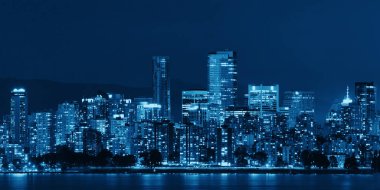 Vancouver şehrinin gökyüzü geceleri.