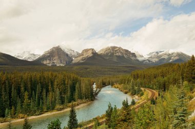 Nehir ve demiryolu Banff National Park Kanada'da ile Morant'a eğrisi
