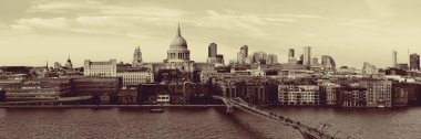 Londra'da ünlü dönüm noktası olarak St Paul Katedrali. 