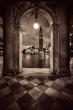 İtalya, Venedik 'teki Piazza San Marco' daki koridor gece görüşü.