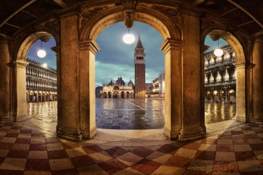 İtalya, Venedik 'teki Piazza San Marco' daki koridor gece görüşü.