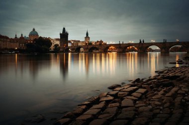 Panoramik Prag manzarası ve köprüden nehir, Çek Cumhuriyeti