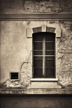 İtalya 'nın ortaçağ kenti Lucca' da tuğla desenli klasik pencere..