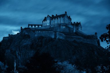 Edinburgh castle ünlü kentin simgelerinden olarak çeşme ile. Birleşik Krallık.