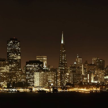San Francisco şehir manzarası ile kentsel mimari, gece