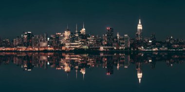 Midtown Manhattan siluetinin Hudson Nehri üzerinde alacakaranlıkta