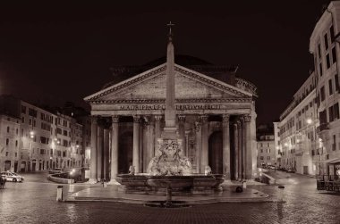 Pantheon adlı gece cadde görünümü, antik Roma binası Roma, İtalya.