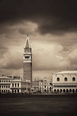 Su manzaralı çan kulesi ve Piazza San Marco Venedik, İtalya, tarihi binalar.