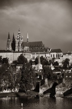 Panoramik Prag manzarası ve köprüden nehir, Çek Cumhuriyeti
