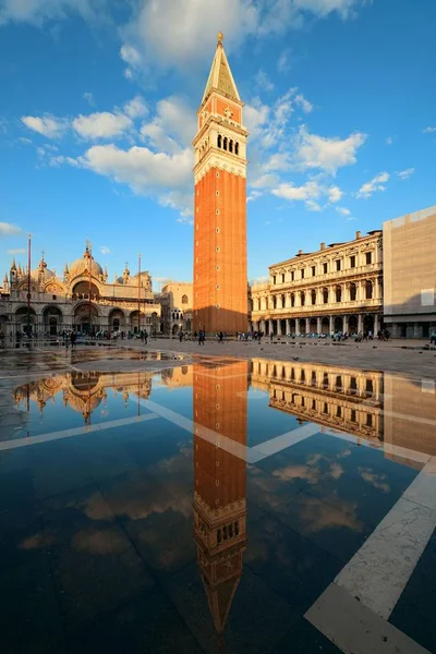 Torre Sino Edifícios Históricos Reflexão Piazza San Marco Veneza Itália — Fotografia de Stock