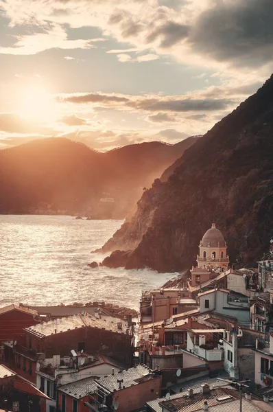 Красочный Закат Вернацца Зданиями Скалах Над Морем Cinque Terre Италия — стоковое фото