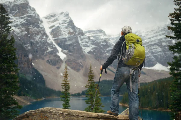 Турист Морени Озеро Снігу Capped Гори Banff Національний Парк Канаді — стокове фото
