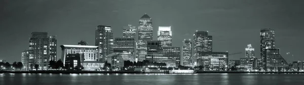 伦敦金丝雀码头商业区夜间在泰晤士河上空 — 图库照片
