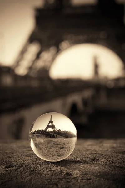 Torre Eiffel All Interno Della Palla Crisalide Come Famoso Punto — Foto Stock