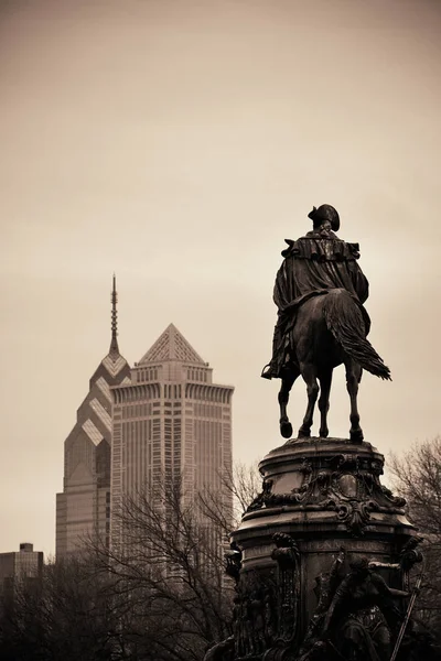 华盛顿雕像和费城城市建筑 — 图库照片