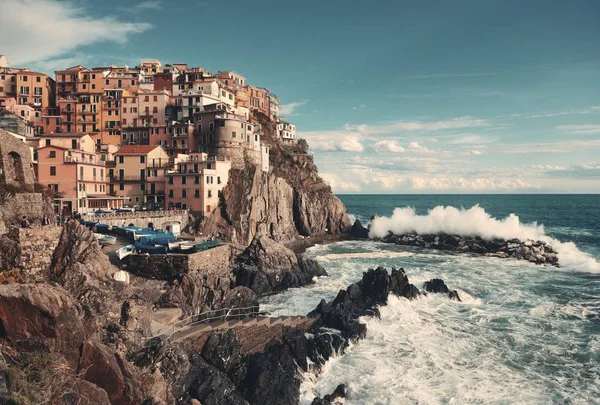 Vista Panorâmica Manarola Costa Mar Mediterrâneo Com Edifícios Sobre Penhascos — Fotografia de Stock