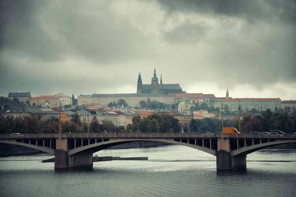 Panoraamanäkymät Prahan Horisonttiin Sillalle Joen Yli Tsekin Tasavalta — kuvapankkivalokuva