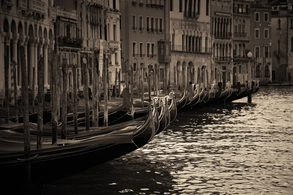 Гондоли Парк Воді Каналу Венеції Історичних Будівель Італія — стокове фото