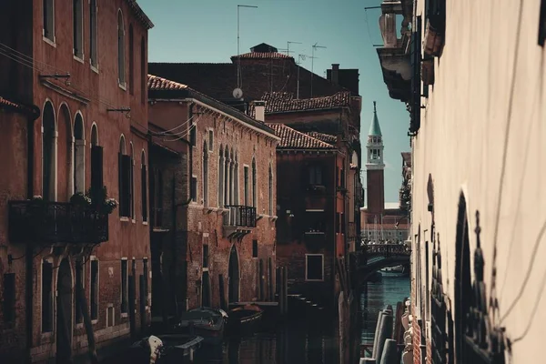 Kloktoren Tussen Historische Gebouwen Venetië Italië — Stockfoto