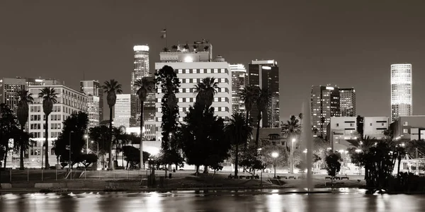Los Angeles Centru Noci Městskými Budovami Jezerem — Stock fotografie