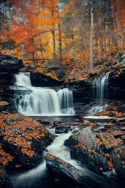 Herbstliche Wasserfälle Park Mit Buntem Laub — Stockfoto