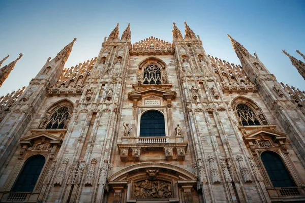 Catedral Milán Primer Plano Con Hermoso Patrón Escultura Italia —  Fotos de Stock