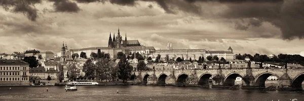 Panoramablick Auf Die Prager Skyline Und Brücke Über Den Fluss — Stockfoto