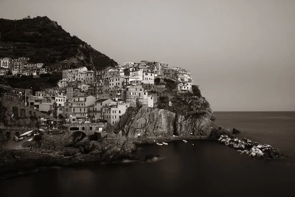 チンクエテッレ イタリア 崖上の建物が地中海沿岸に Manarola の風光明媚なビュー — ストック写真