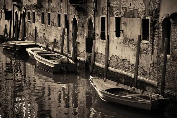Πάρκο Βάρκα Στο Σοκάκι Κανάλι Της Βενετίας Ιταλία — Φωτογραφία Αρχείου