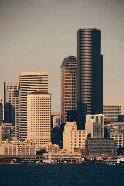 ウォーター フロントでシアトル日没ダウンタウン高層ビル — ストック写真