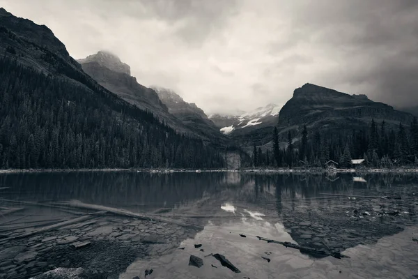 Lago Ohara Com Cabine Beira Mar Parque Nacional Yohu Canadá — Fotografia de Stock