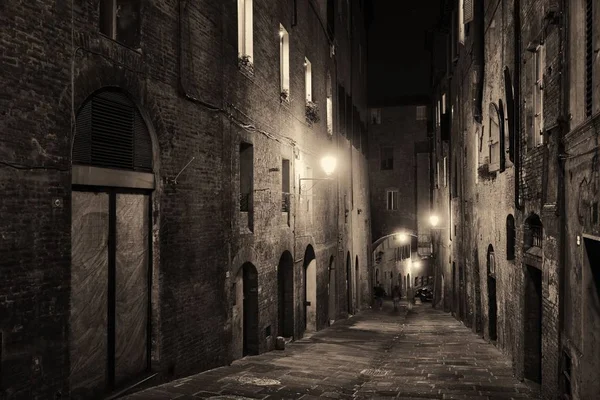 Θέα Στο Δρόμο Παλιά Κτίρια Νύχτα Στη Σιένα Ιταλία — Φωτογραφία Αρχείου