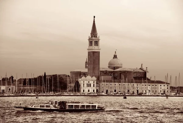 San Giorgio Maggiore Kyrka Och Båt Venedig Italien — Stockfoto