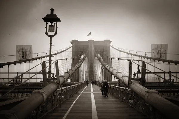 Sisli Havalarda Insanların Yürüme Ile Brooklyn Köprüsü Nün Doğal Görünümü — Stok fotoğraf