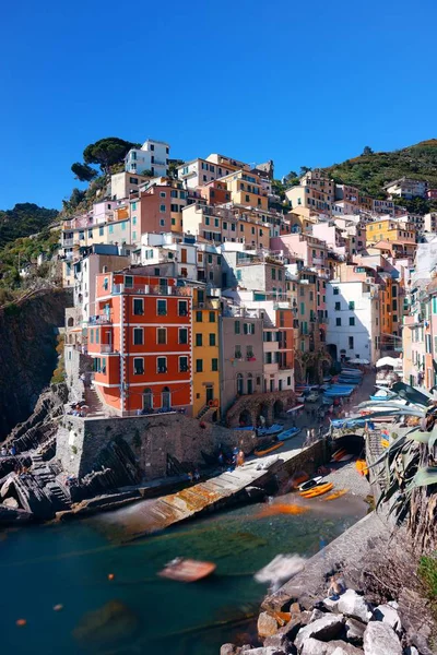 イタリアのCinque Terreにある建物とRiomaggioreウォーターフロントの景色 — ストック写真