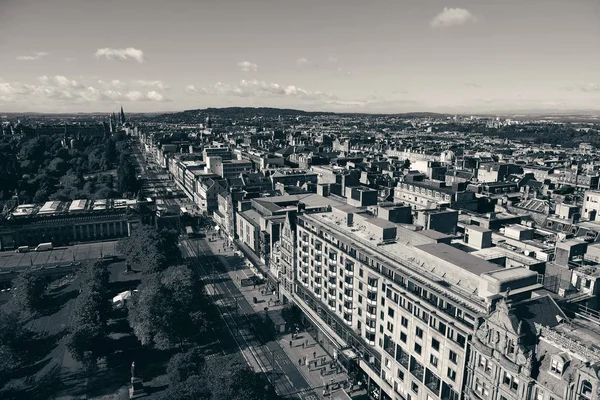歴史的建造物があるエディンバラ市の屋上からの眺め イギリス — ストック写真