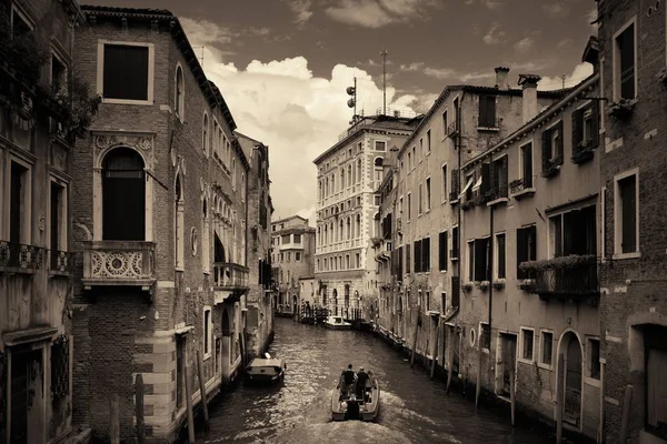 Venice Canal View Zabytkowymi Budynkami Włochy — Zdjęcie stockowe