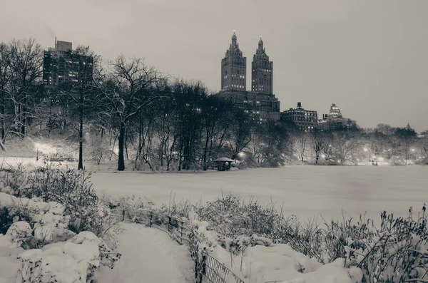 Central Park Winter Der Nacht Mit Wolkenkratzern Midtown Manhattan New — Stockfoto