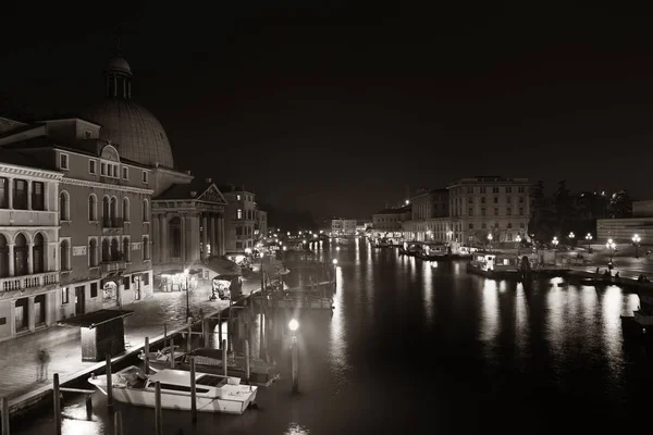Benátky Canal Historickými Budovami Noci Itálie — Stock fotografie