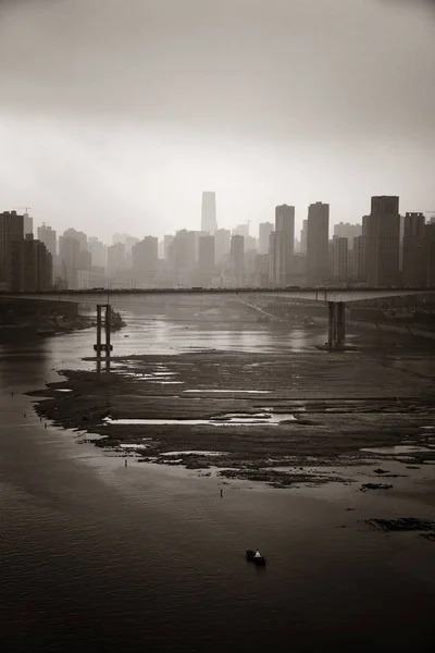 Ponte Edifici Urbani Giorno Nebbioso Chongqing — Foto Stock