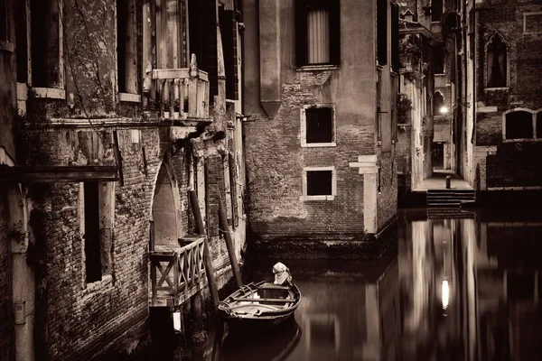 Venice Widok Kanał Wcześnie Rano Łodzi Zabytkowych Budynków Włochy — Zdjęcie stockowe