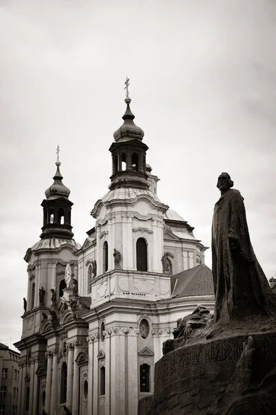 チェコ プラハの古い町の広場の歴史的建造物 — ストック写真