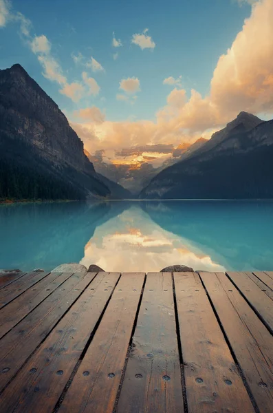 Lake Louise Mólós Napkeltekor Banff Nemzeti Park Hegyek Erdő Kanadában — Stock Fotó