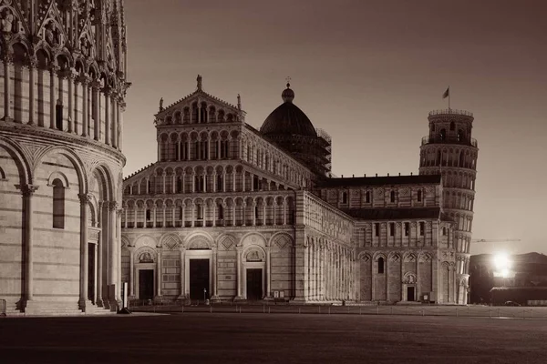 Pisa Talya Geceleri Eğilerek Kule Katedrali — Stok fotoğraf