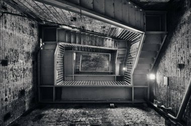 İtalya 'da tarihi binaları olan Lucca' daki saat kulesinin içindeki merdiven..