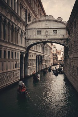 Venedik İtalya 'nın ünlü simgesi ve gondolu olarak İç Çekiş Köprüsü.