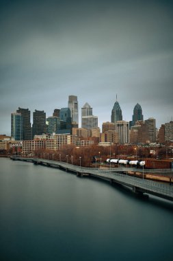 Şehir mimarisi ile Philadelphia silueti.