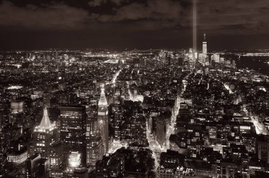 New York City şehir merkezi gökyüzü manzaralı 11 Eylül anma ışığı.