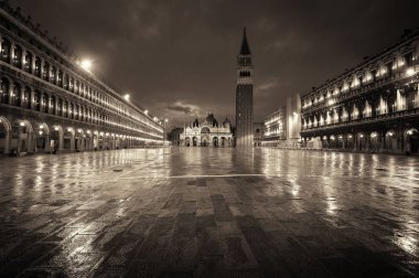 Venedik, İtalya 'daki Piazza San Marco' da geceleri çan kulesi ve tarihi binalar..