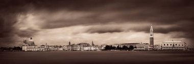 Venedik, İtalya, San Giorgio Maggiore adasında her bakıldığında St Marks kilise Saat Kulesi ve şehir manzarası panorama.